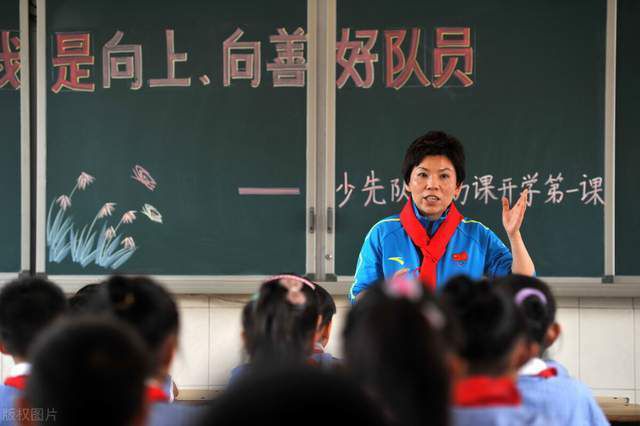 电影《第八个嫌疑人》由大鹏、林家栋领衔主演，根据建国后最大武装劫钞案改编，讲述了一起耗时20多年持续追凶誓要缉拿在逃主犯的惊天罪案